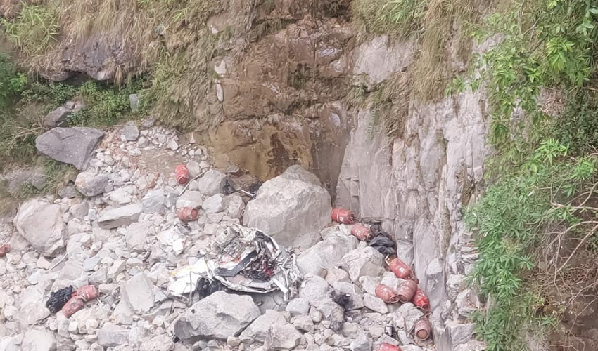 कैलालीको भासु भीरमा ग्याँस सिलिण्डर बोकेको ट्रक दुर्घटनामा
