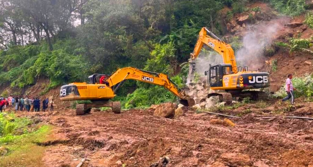 कैलालीको बुढीतोलामा अवरुद्ध भीमदत्त राजमार्गमा नयाँ ट्रयाक खोलियो