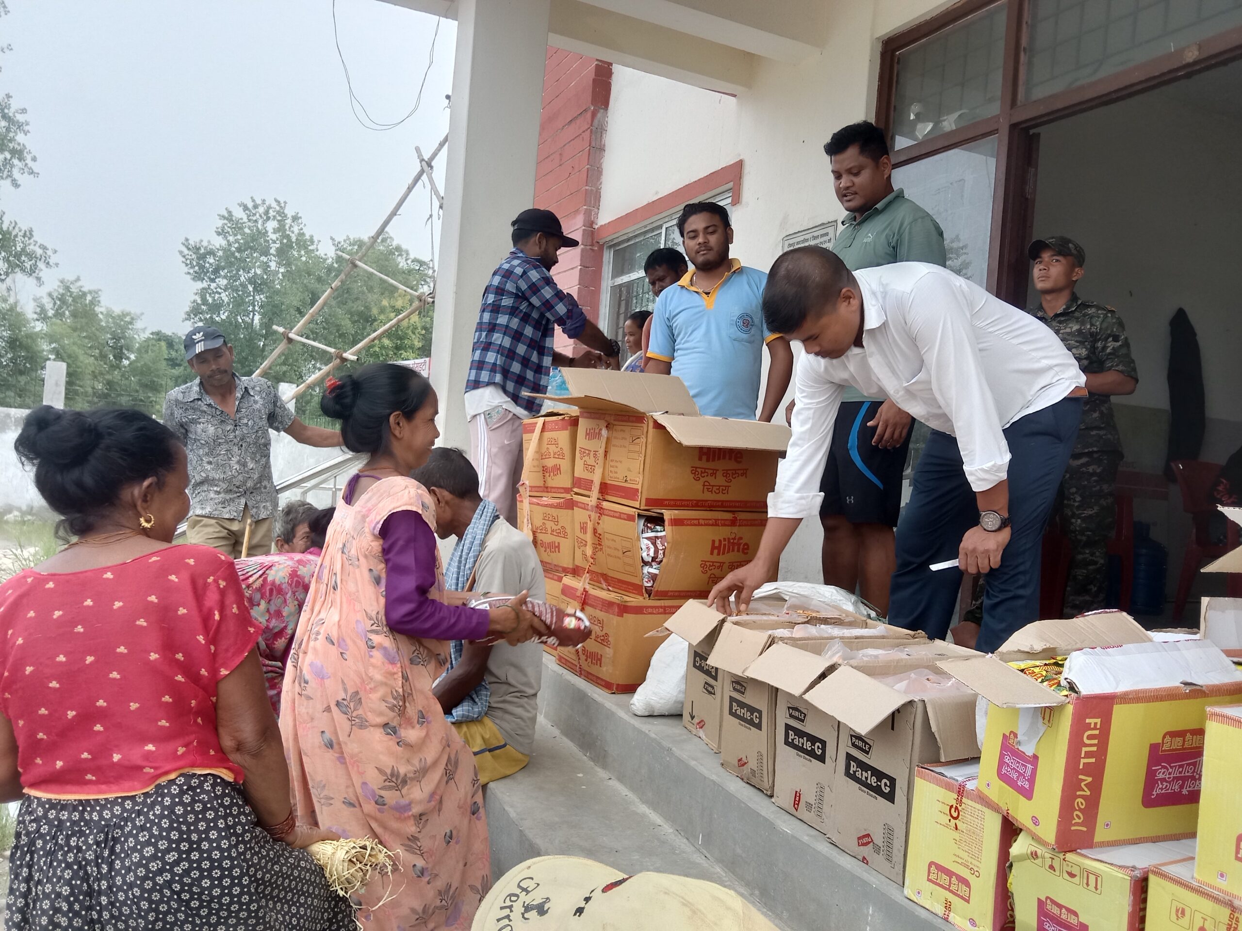 टिकापुर नगरपालिकाको ६ न वडाद्वारा राहत वितरण (तस्बिर सहित)