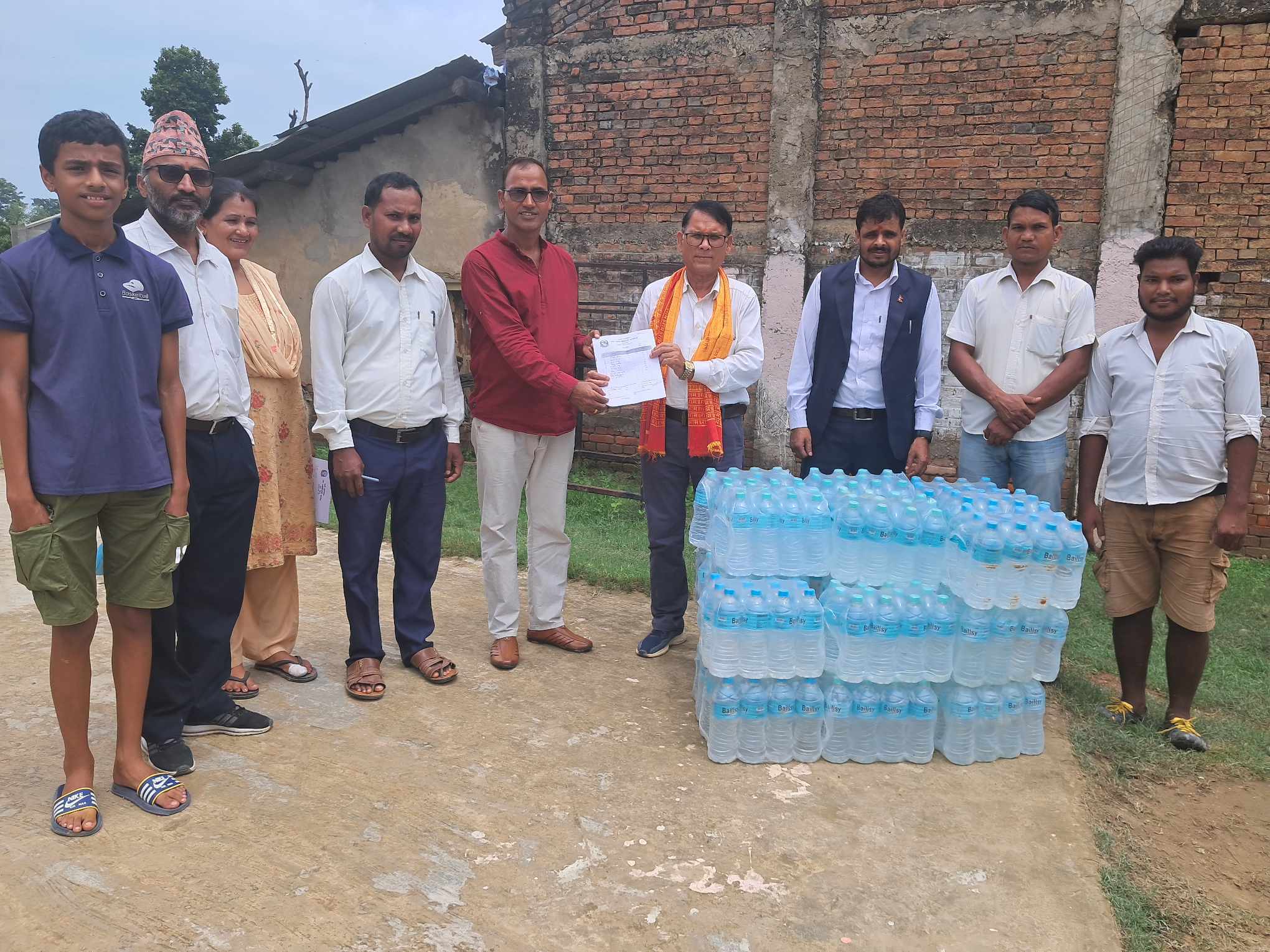 भजनी नगरपालिकाका बाढी प्रभावित पिडित नागरिकलाई सहयोगी हातहरूले सहयोग गर्दै