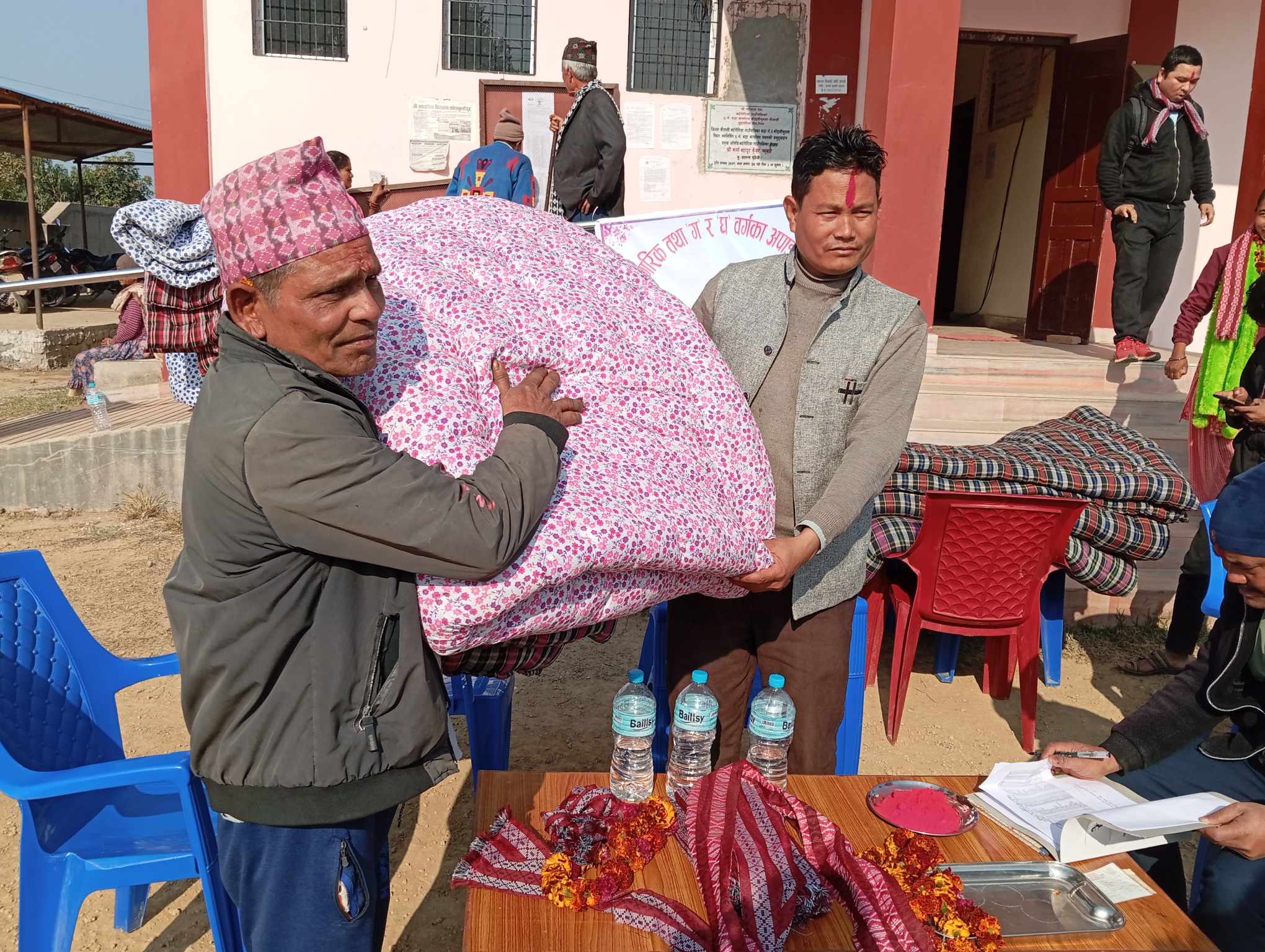 बर्दगोरियाको वडा नं. –५ मा अपांगता भएका नागरिकहरूलाई न्यानोका लागि सिरक र डस्ना वितरण