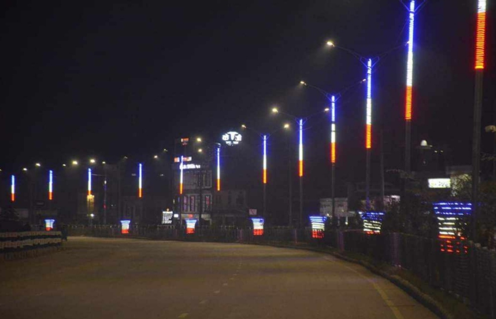 धनगढीको ६ लेन सडकमा स्ट्रीप लाइट जडान