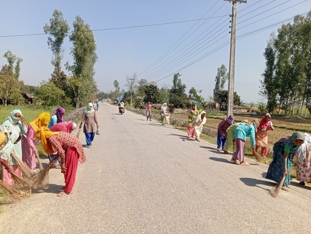 बर्दगोरिया -६ का जीवन ज्योति समूहका महिलाहरु  जुटे सडक सरसफाई अभियानमा