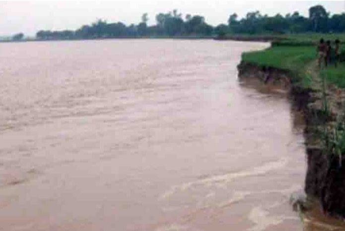 कान्द्रा नदीमा तटबन्ध निर्माण
