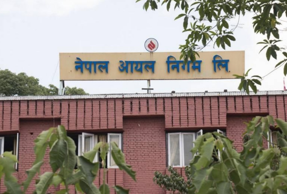 पेट्रोलमा ७ रुपैयाँ र डिजेलमा ५ रुपैयाँ घट्यो