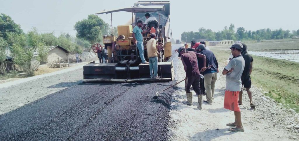 हुलाकी राजमार्गको लम्की–टीकापुर सडक खण्ड कालोपत्र गर्ने काम सुरु