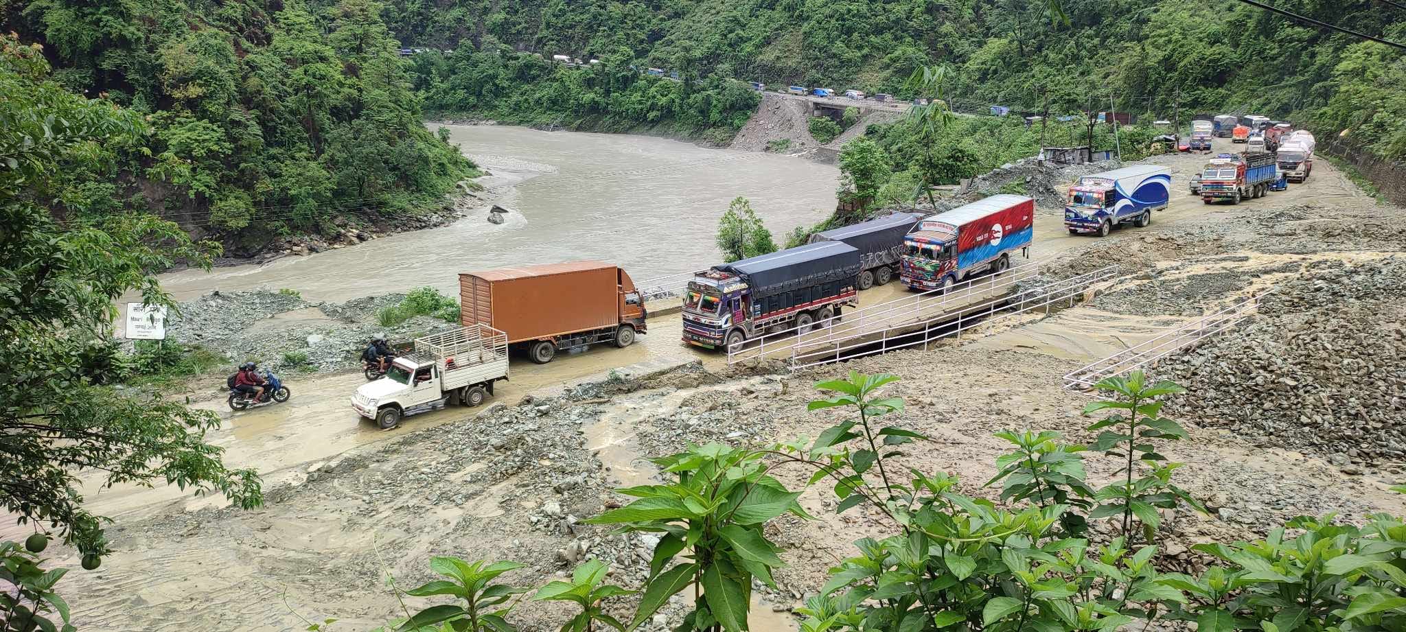 नारायणगढ-मुग्लिन सडकमा पहिरोमा परि दुई यात्रु बस बगे