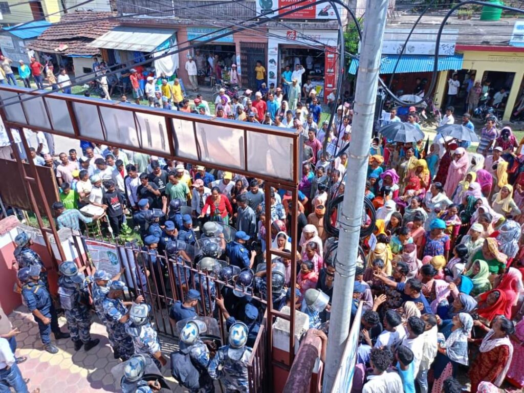 हसुलियामा स्थानीय र प्रहरीबिच झडप
