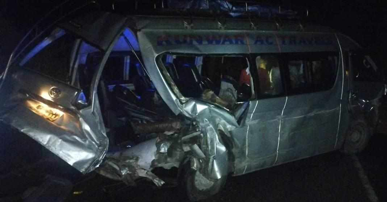 काठमाडौं जाँदै गरेको  माइक्रो बस डिभाइडरमा ठोक्किँदा तीन जना घाइते