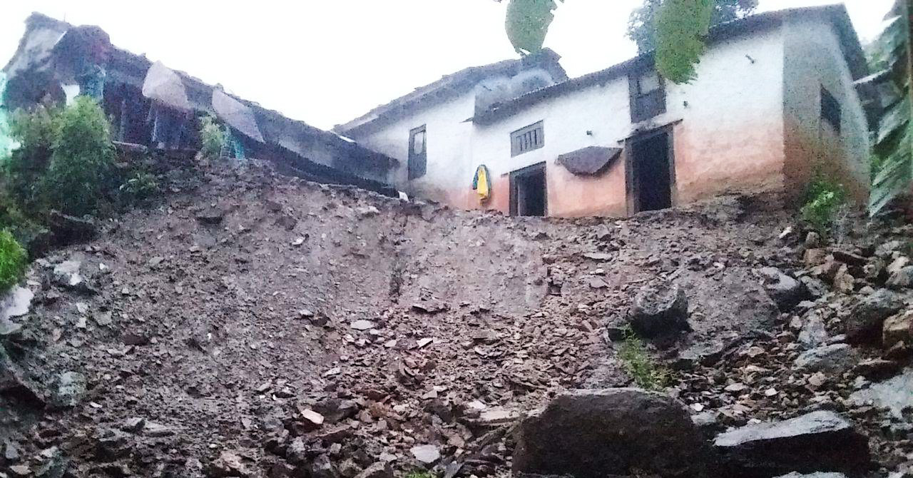 डोटीमा पहिरोले पुरिएर दुई जना घाइते