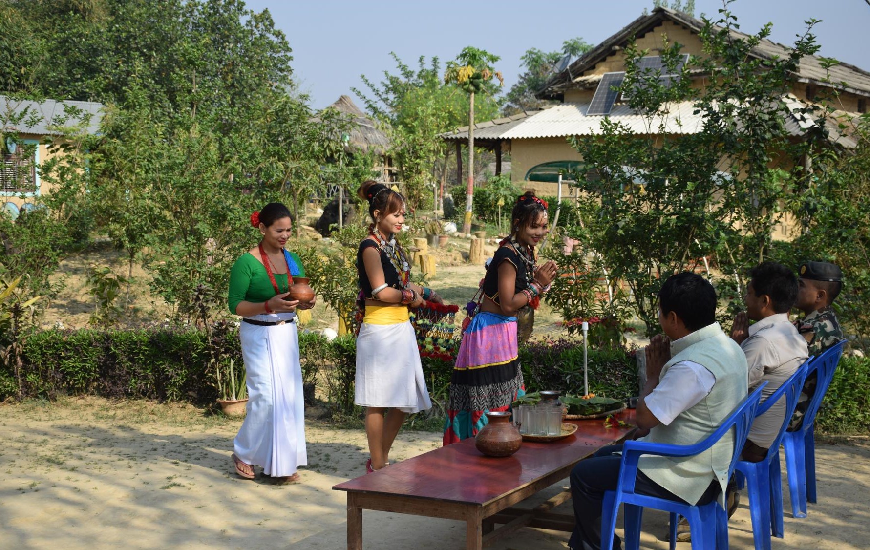 पाहुनालाई स्थानीय घोंगीका परिकारले सत्कार