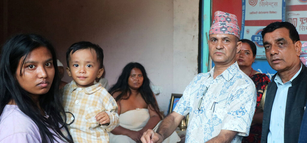 पहिरोमा परी ज्यान गुमाएका पहिरोपीडितका परिवारलाई घरमै राहत