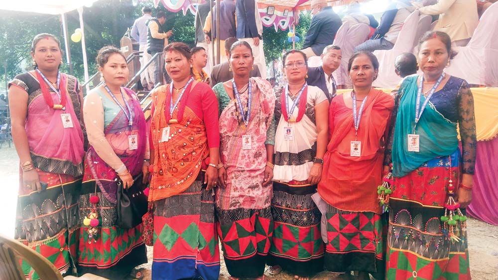 थारू समुदायको गाउँको नेतृत्वमा परिवर्तन, महिलासमेत भलमनसाको भूमिकामा