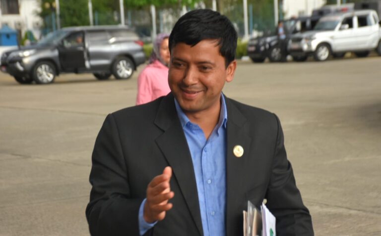 सरकारलाई काम गर्न नदिन र भ्रम सिर्जना गर्न माओवादीले कारखाना नै चलाएको छः एमाले नेता बर्तौला