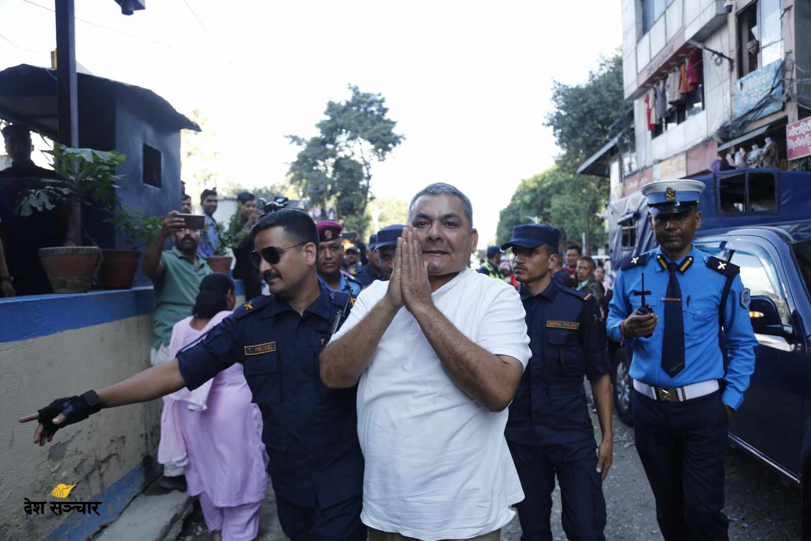 दुर्गा प्रसाईंद्वारा भारतको आसाम प्रहरीसमक्ष आत्मसमर्पण
