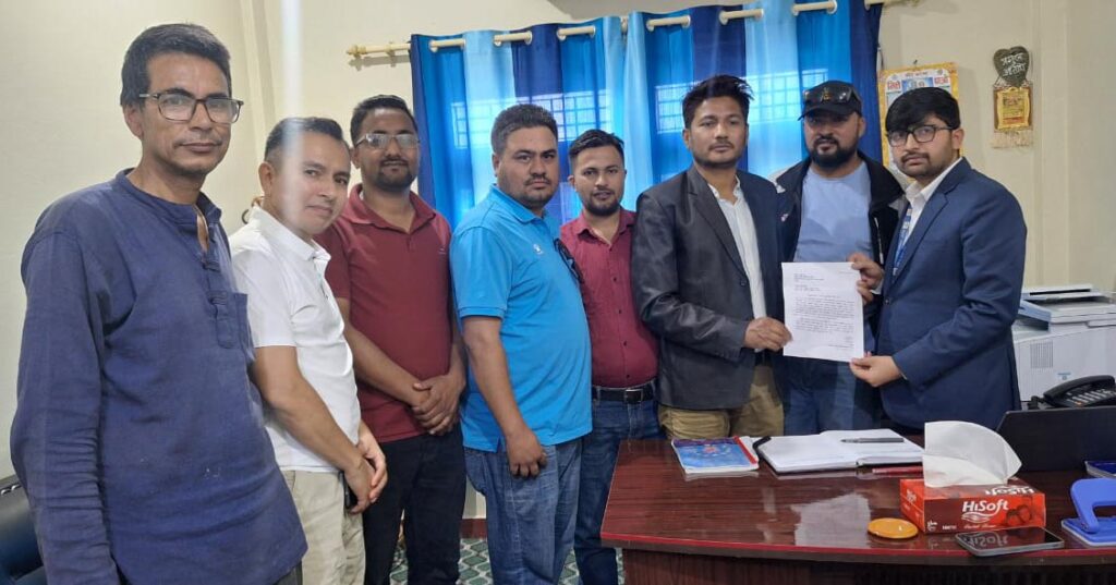 पत्रकार महासंघ कैलालीले बुझायो राष्ट्रिय मानव अधिकार आयोग धनगढीमा ज्ञापन पत्र