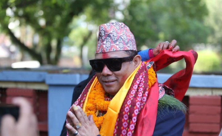 फील्मी शैलीमा पक्राउ परेका रेशम छुटे