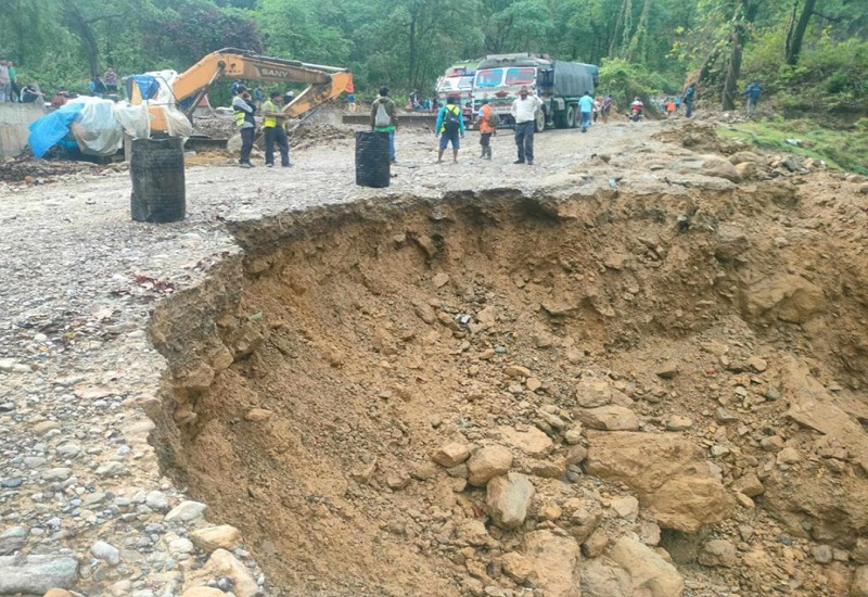 पूर्वपश्चिम राजमार्गको दाउन्ने खण्ड अवरुद्ध : मर्मत कार्य चल्दै