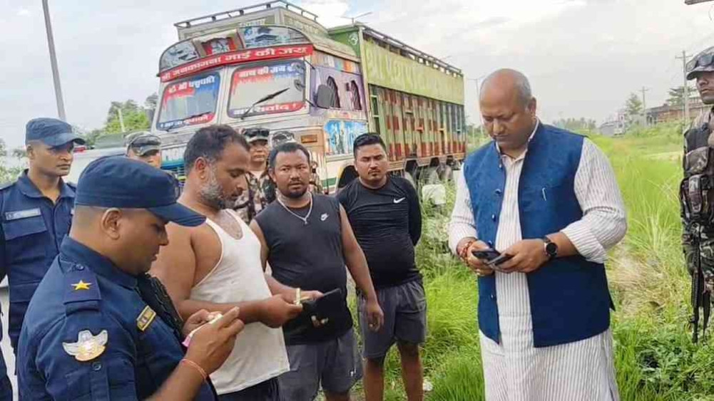 वीरगन्जमा मुख्यमन्त्री सिंहको छड्के अनुगमन, अवैध असुली गर्ने तीन जना नियन्त्रणमा
