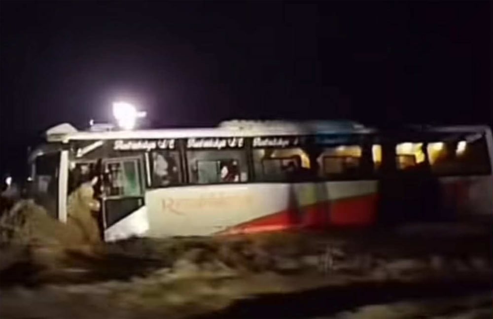 विनयी खोलाको डाइभर्सनमा फस्यो यात्रुवाहक बस, यात्रुको सकुशल उद्धार