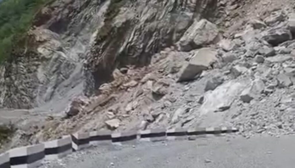 पहिरोले कालीगण्डकी काेरिडोर सडक अवरुद्ध