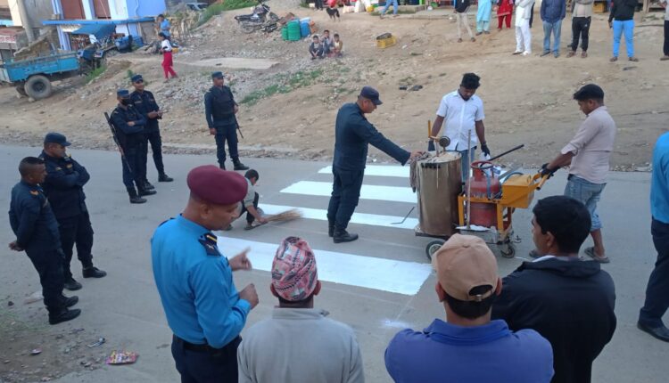 डडेल्धुराको मुख्य बजारमा जेब्रा क्रसिङ बनाउन सुरु