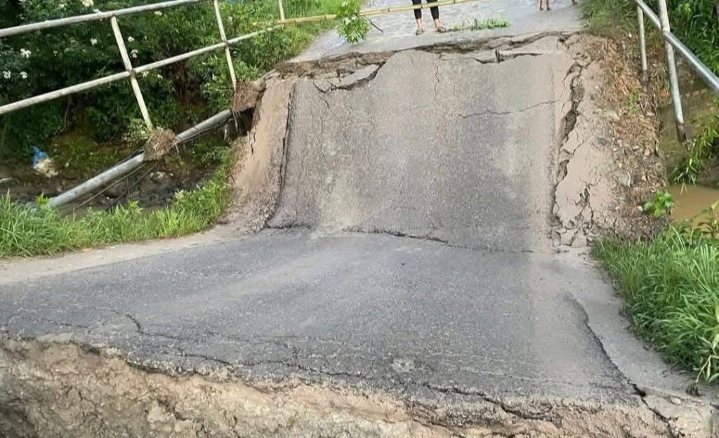 भक्तपुर सडको पुण्यमाता खोलाको पुल भाँचियो