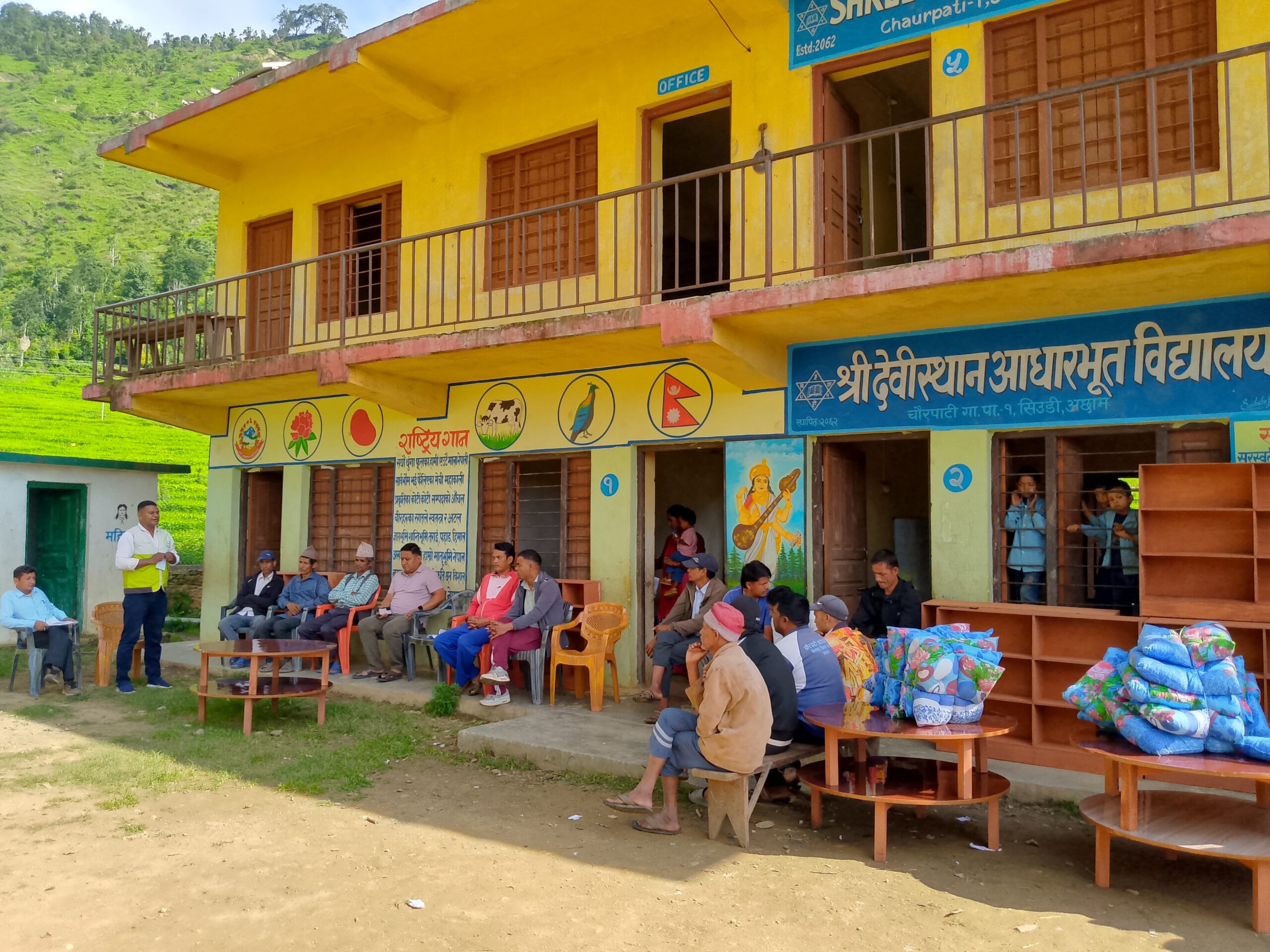 चौरपाटीको देवीस्थान विद्यालयलाई बालमैत्री कक्षाकोठा ब्यवस्थापन सामाग्री हस्तान्तरण