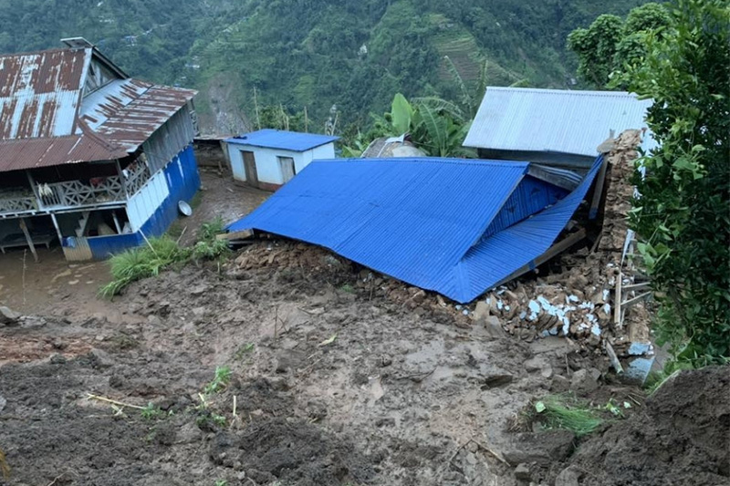 ताप्लेजुङमा पहिरोले घर पुरिँदा ५ जना घाइते, एक जनाको अवस्था गम्भीर
