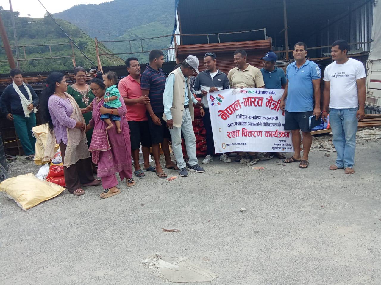 बाजुराको बाम्का बजारका आगलागी पीडित परिवारलाई खाद्यान्न सहयोग