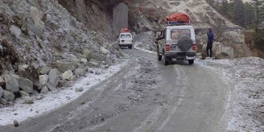 बेंसीसहर–चामे सडकमा रातीको समय सवारी सञ्चालनमा रोक