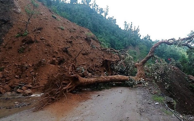 बाढी पहिरोले ठाउँ–ठाउँमा सडक अवरुद्ध