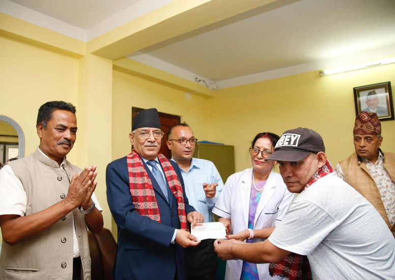 प्रचण्डद्वारा खुमबहादुर बिकलाई दुई लाख आर्थिक सहयोग