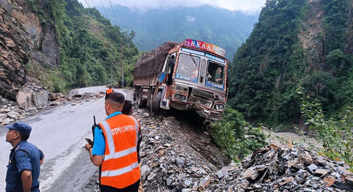 चितवनमा गुडिरहेको ट्रकमा ढुङ्गा खस्दा तीन जना घाइते