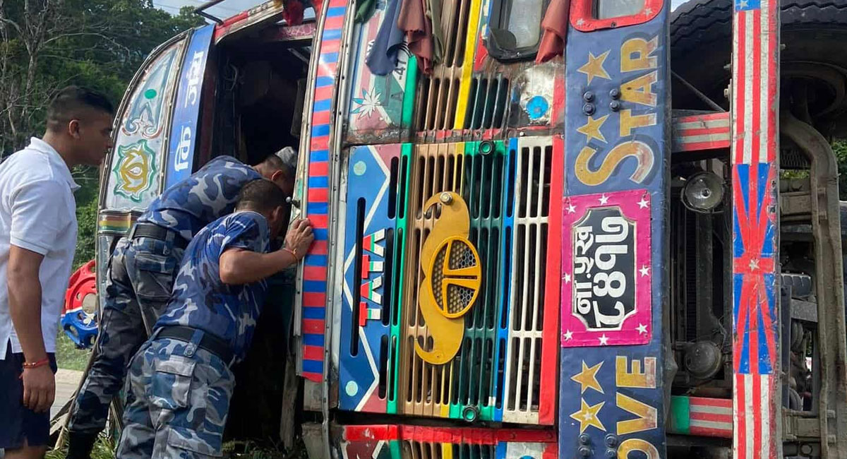 गैंडाकोटमा ट्रक र स्कुटर ठोकिँदा दुई जनाको मृत्यु