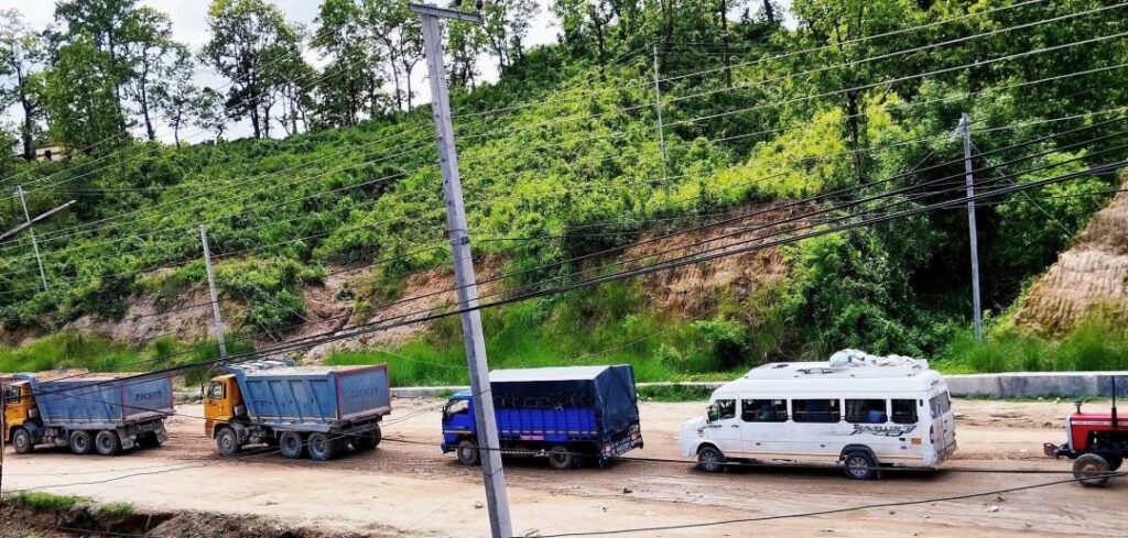 पहिरो खसेर दाउन्नेको सडक अवरुद्ध