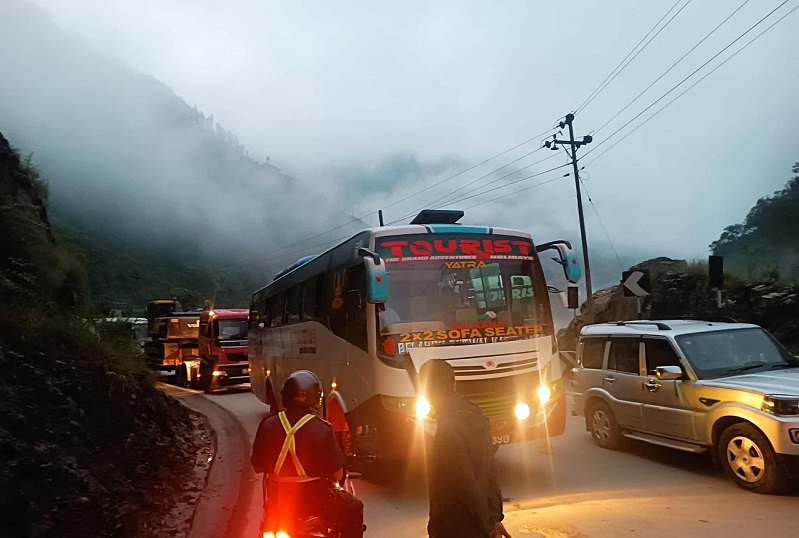 २० घण्टा भन्दा बढी समयदेखि अवरुद्ध हुँदा हजारौं यात्रु अलपत्र