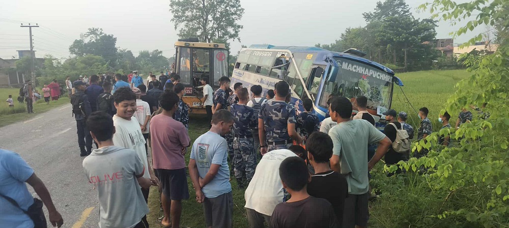 कपिलवस्तुमा बस दुर्घटना, दस जना घाइते
