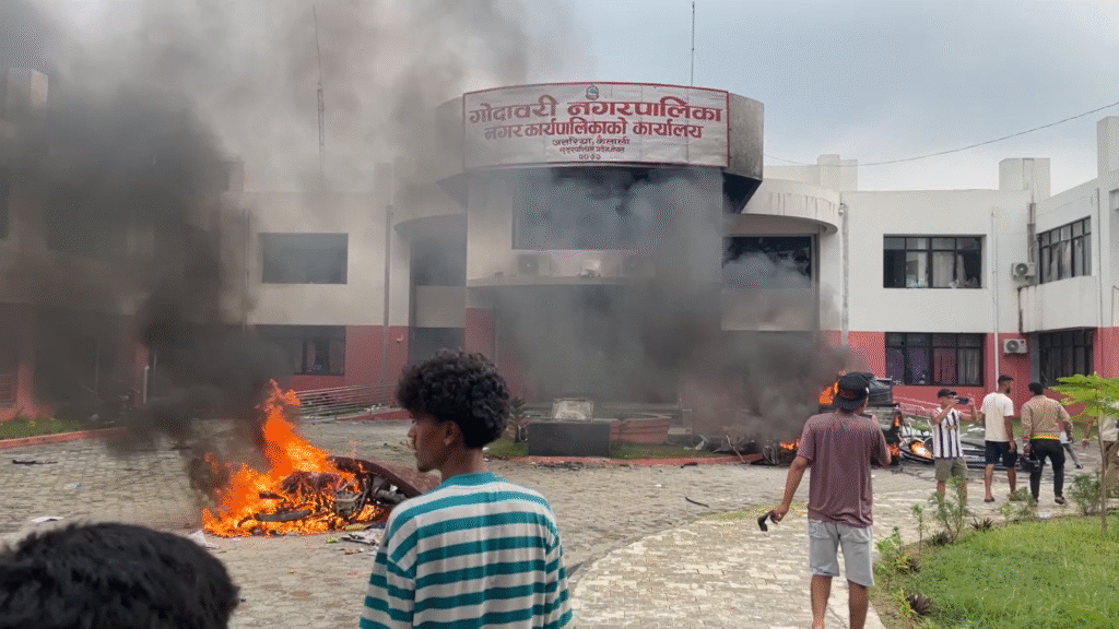 गोदावरी नगरपालिका भवन जलेर ध्वस्त, ११ करोड बढीको समान मात्रै नस्ट