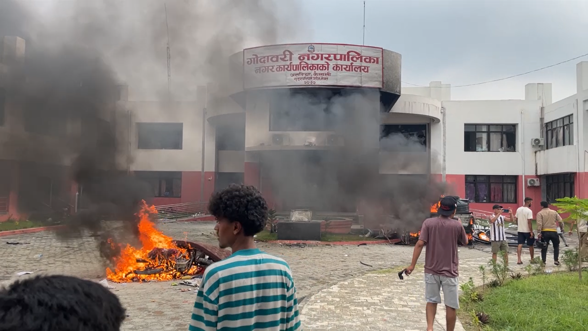 गोदावरी नगरपालिका भवन जलेर ध्वस्त, ११ करोड बढीको समान मात्रै नस्ट