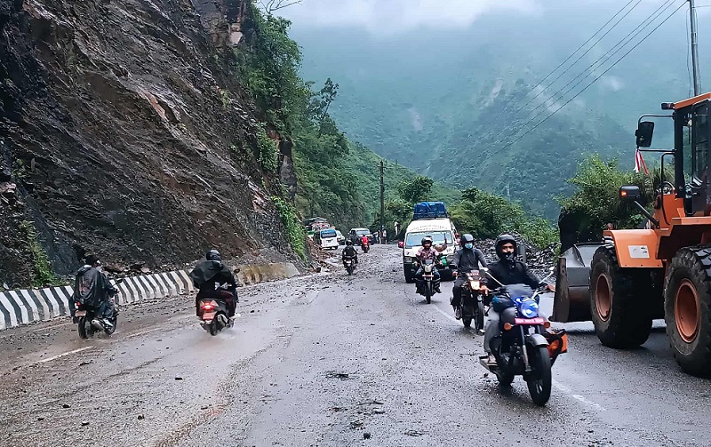 नारायणगढ मुग्लिन सडक दुईतर्फी खुल्यो