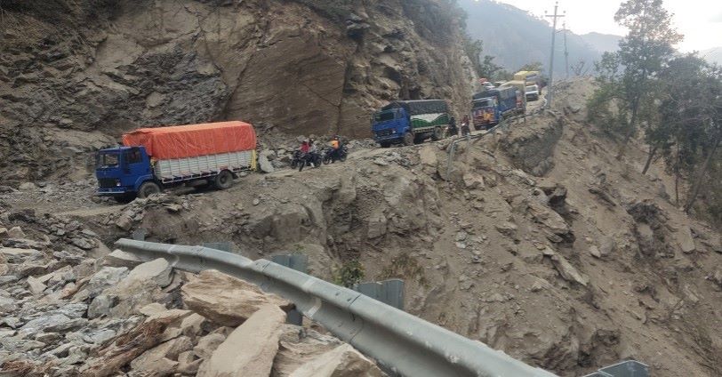 कर्णाली राजमार्ग अवरुद्ध हुँदा स्याउ बोकेको २० ट्रक अलपत्र