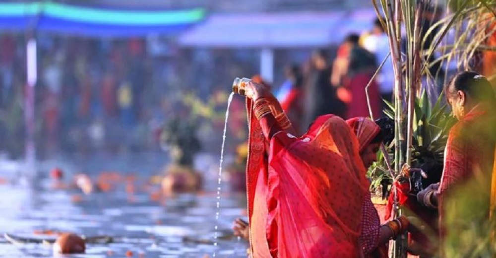 छठ पर्वको मुख्य दिन : अस्ताउँदो सूर्यलाई विधिपूर्वक अर्घ दिइँदै