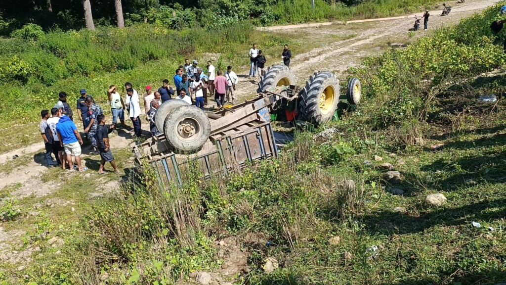 कैलालीमा ट्याक्टर खोलामा खस्यो, ३ जनाको मृत्यु, १२ घाइते [विवरणसहित]