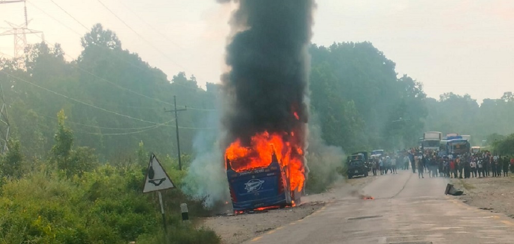 रौतहटमा गुडिरहेको यात्रुवाहक बसमा आगलागी
