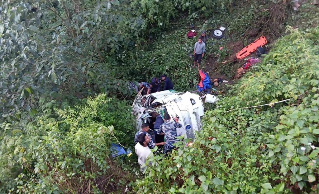 डोटीमा गाडी दुर्घटना एक जनाको मृत्यु, २१ घाइते