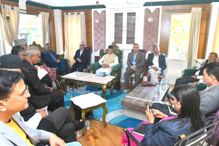राजीनामाको प्रस्ताव आएपछि ओली रक्षात्मक, बचाउमा उभिए शंकर