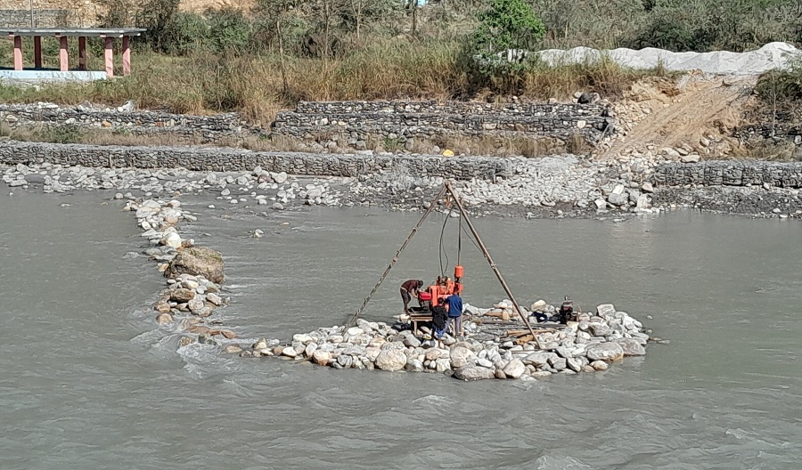 लोकमार्ग र करिडोर जोड्ने मोटरेबल पुलको काम सुरु