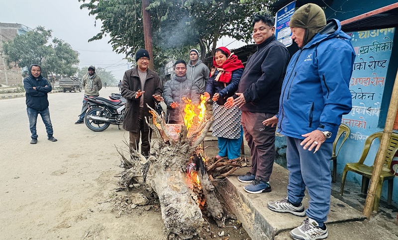 चिसोले जनजीवन प्रभावित हुन थालेपछि सिरहाका चोकचोकमा दाउरा बाल्न थालियो