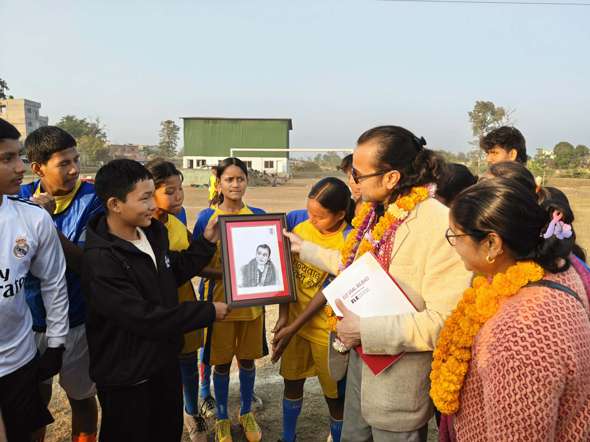बद्री कुन्ता मेमोरियल ट्रस्टका सदस्य गोकर्ण जोशीद्वारा बर्दगोरियाका खेलाडी र खेलमैदान अवलोकन 